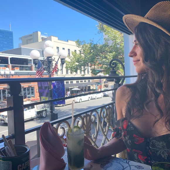 Meet your Posher, Sarah - Picture 2 of 3